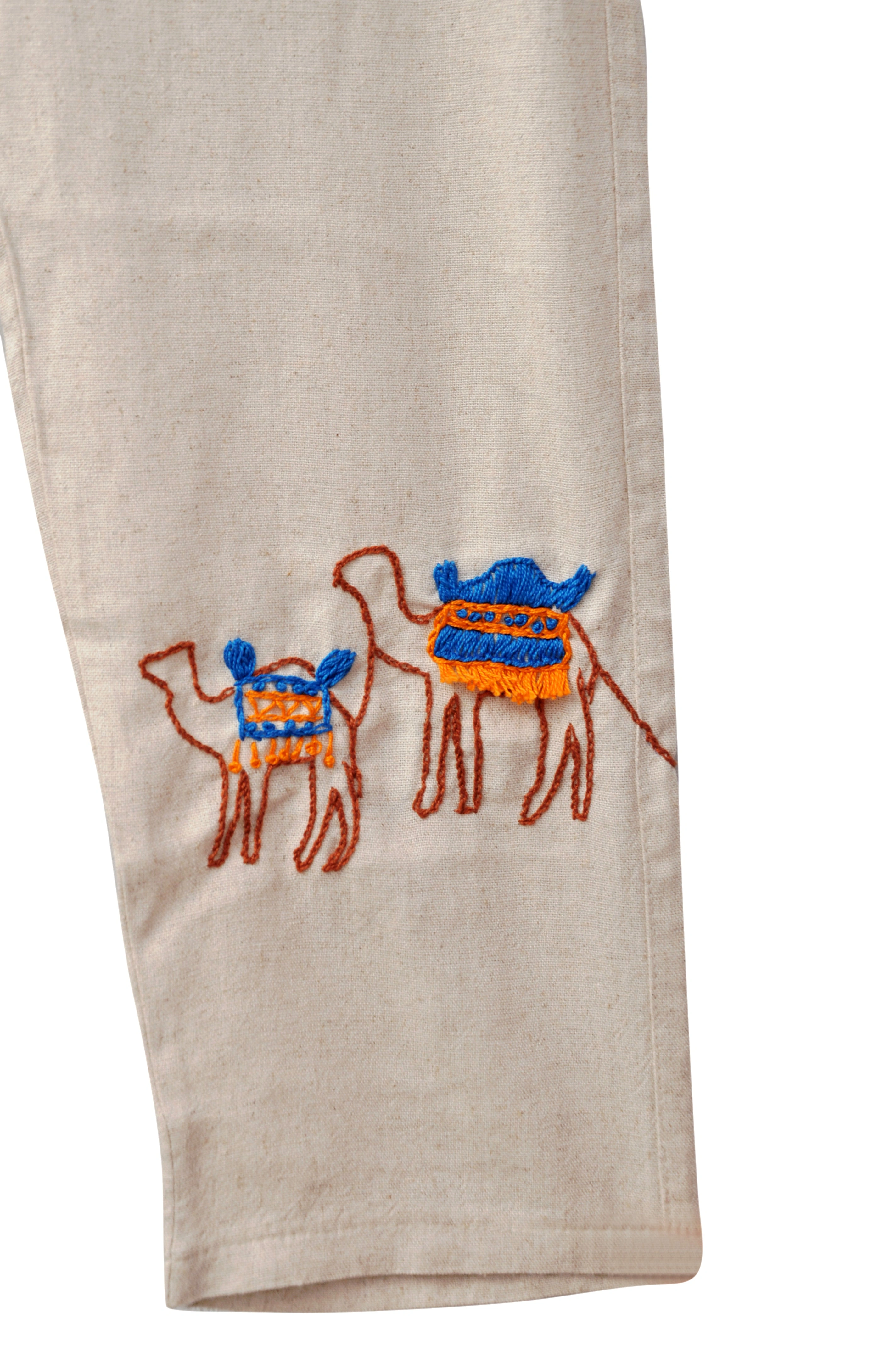 Giza Pants: Egyptin auringon alla hohtavat housut, täydelliset seikkailuihin ja tyyliin.